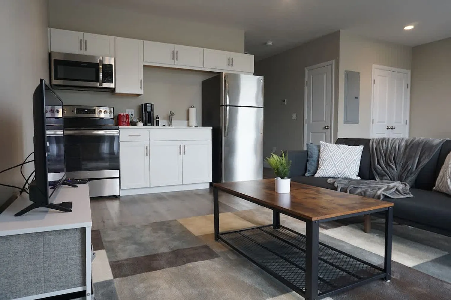 1 bed, 1.0 bath, 570 sqft, $3,716 — Photo 1