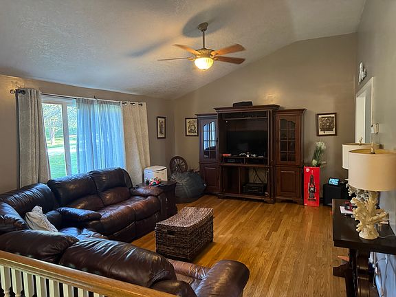 3rd image of 4 Woodridge Cir