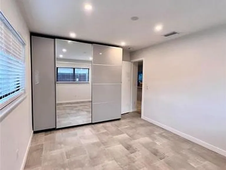 4680 NE 5th Ave — Photo 10