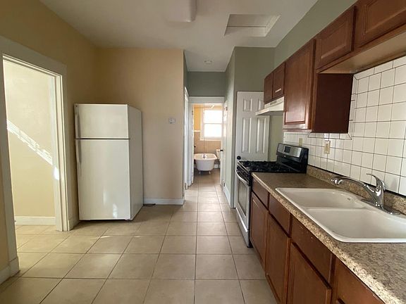 4th image of 311 Fewel St #1