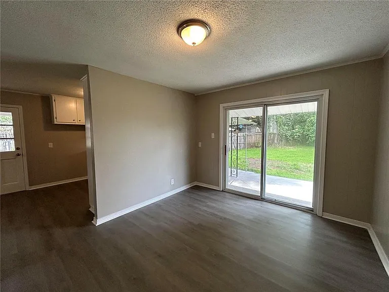 506 Seville Dr — Photo 9