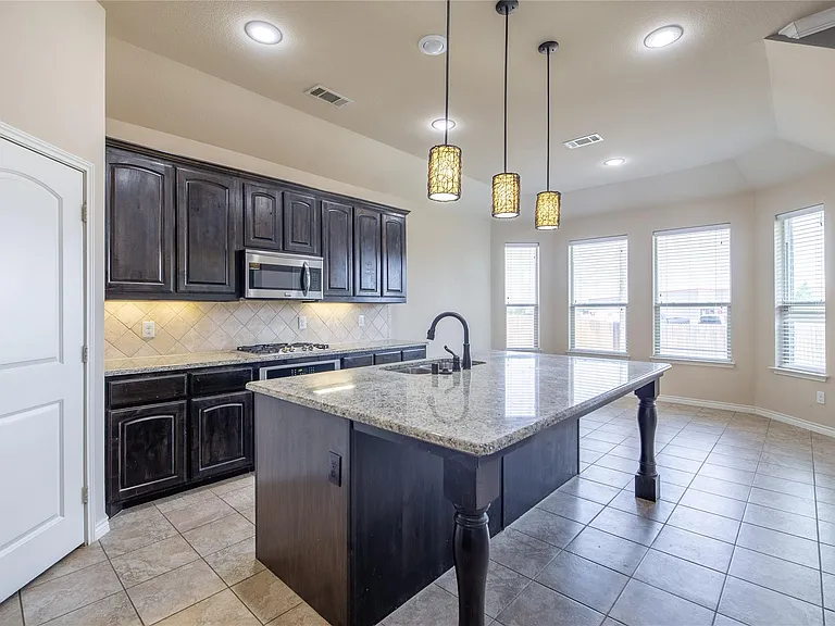 637 Peach Ln — Photo 8