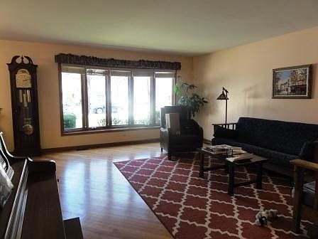 2nd image of 929 Oxford Ln