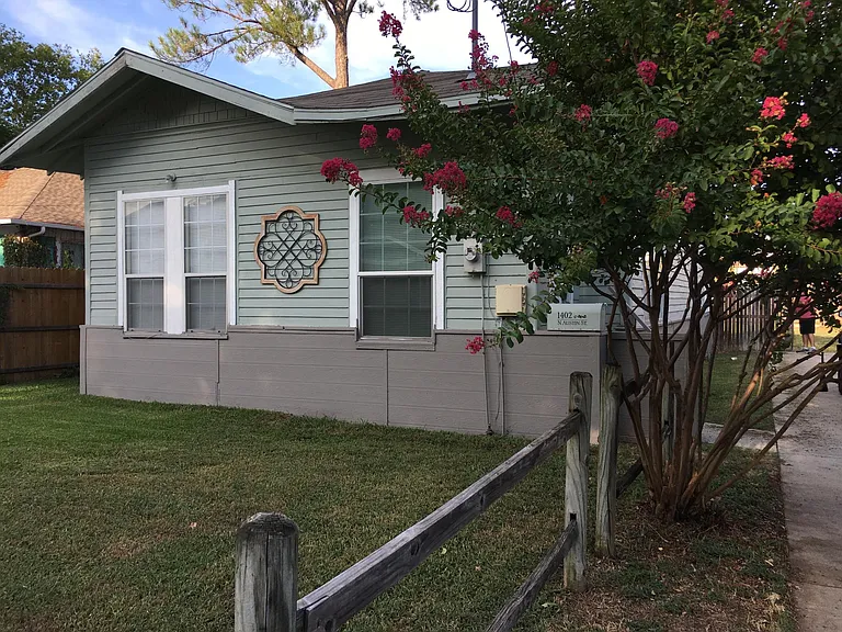 1402 N Austin St — Photo 1
