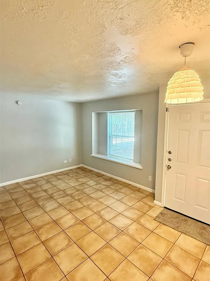 3 bed, 2.5 bath, 1324 sqft, $1,595 — Photo 3