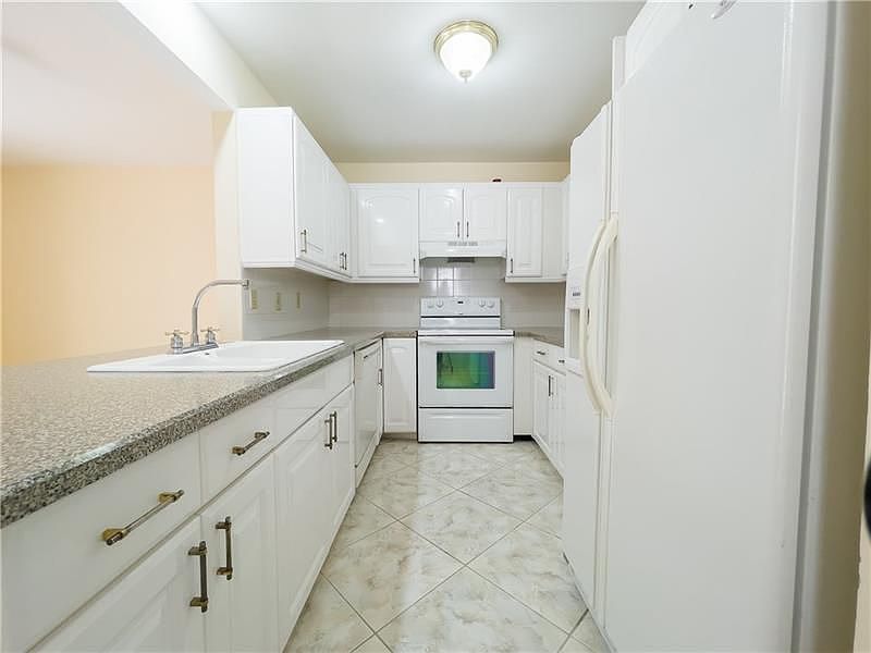 1st image of 560 SE 20th Ave