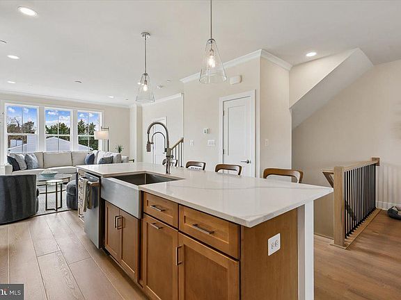 5th image of 209 Allen Ln