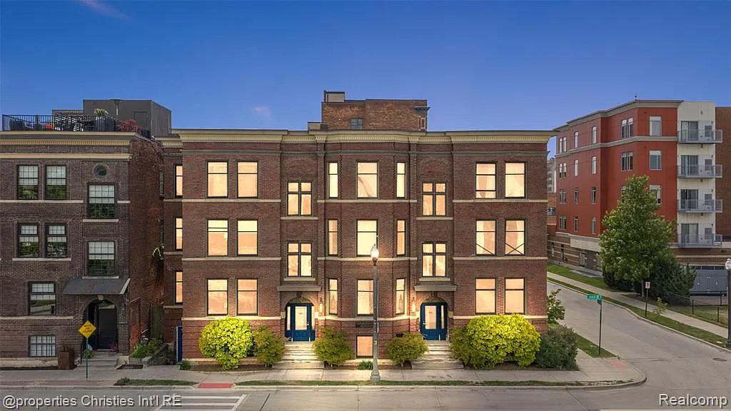 1 bed, 1.0 bath, 900 sqft, $2,100 — Photo 1