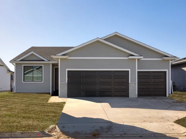 9748 Thorton Dr, Johnston, IA 50131