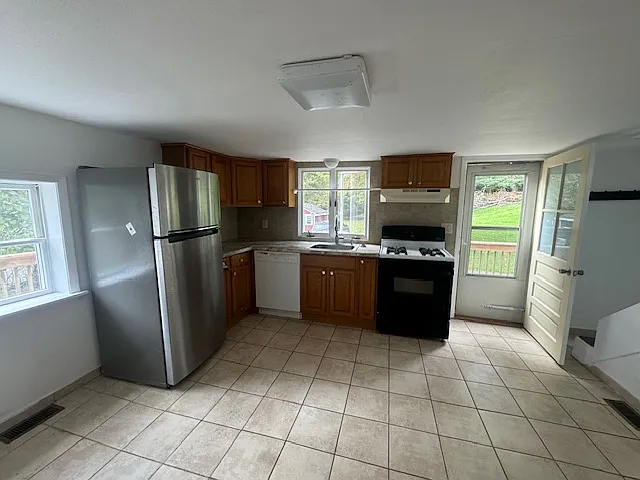 3 bed, 1120 sqft, $1,550 — Photo 2