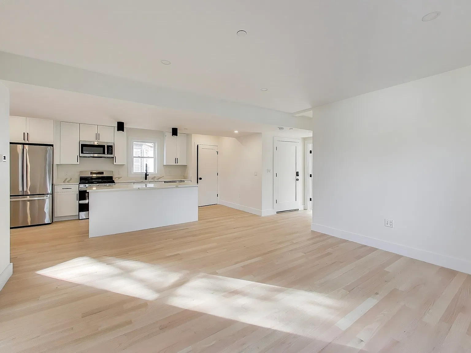 3 bed, 1280 sqft, $3,850 — Photo 3