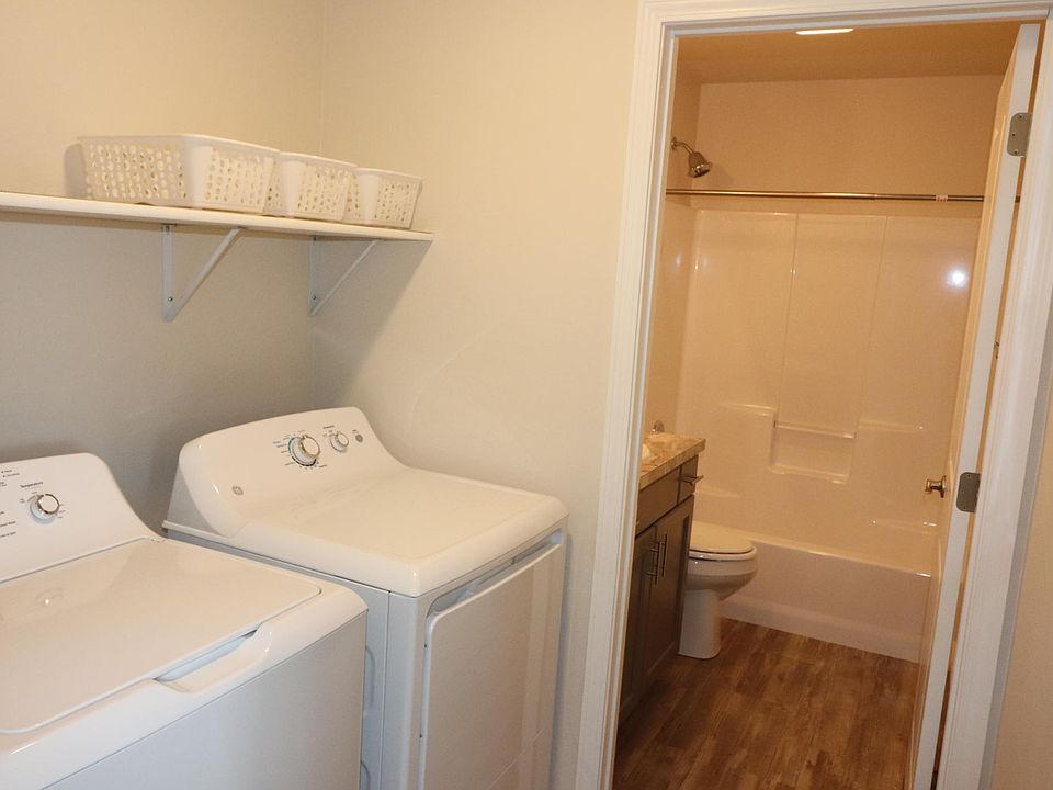 Main level washer & dryer