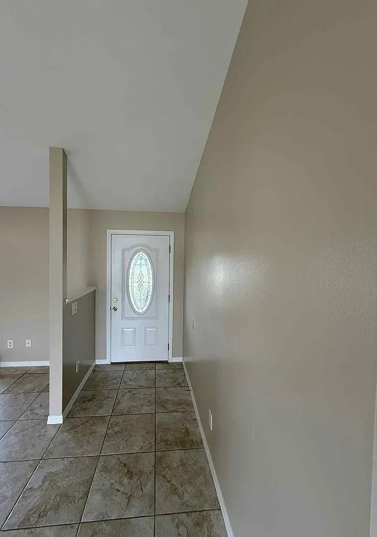 3/2/2 Beautiful Home with Spacious Backyard in Southeast Ocala — Photo 4