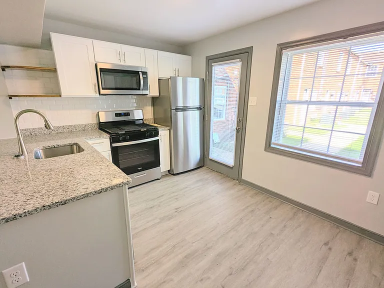 LIV Lakeview — Photo 11