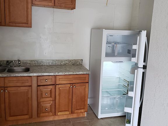 5th image of 2209 Diamond Dr