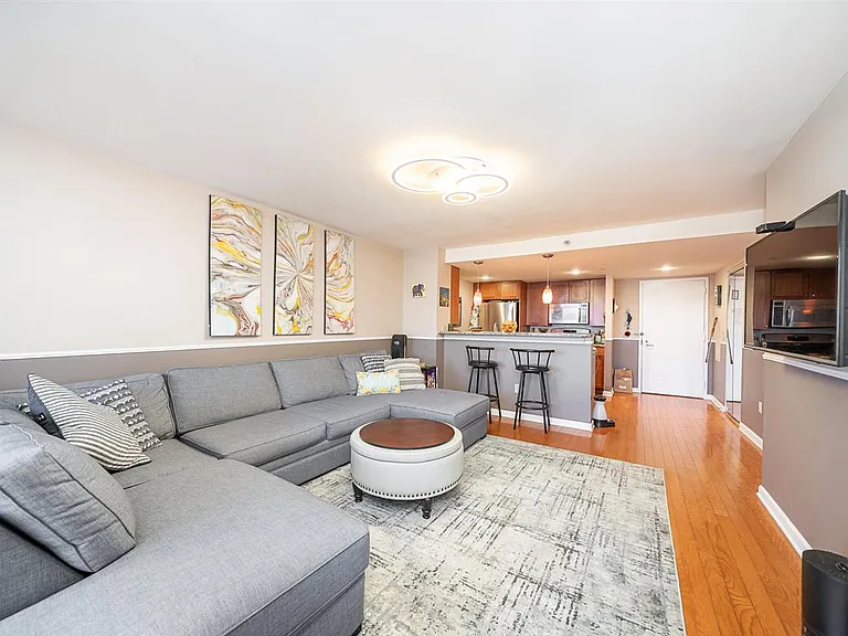700 Grove St #4V — Photo 9