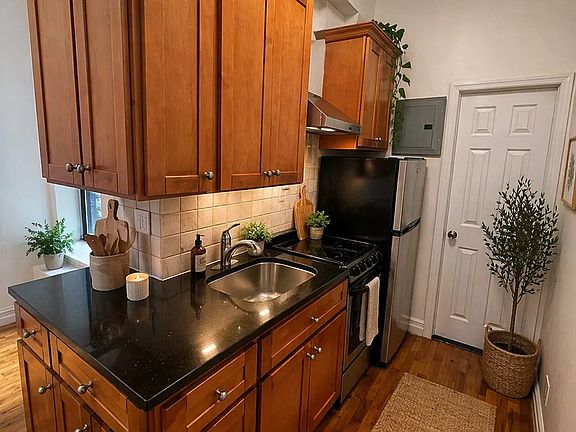 5th image of 324 E 66th St APT 3
