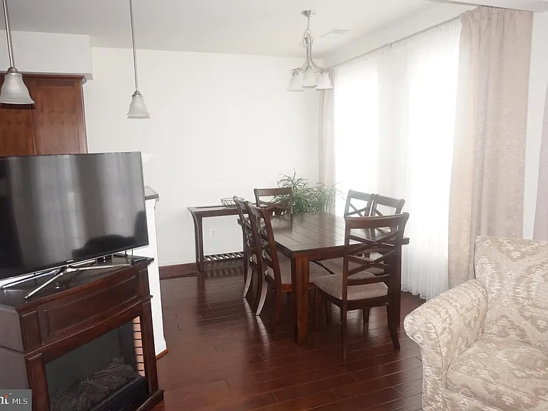 42281 Canary Grass Sq — Photo 5