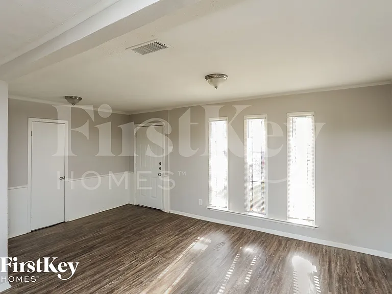 417 Lakeside Dr — Photo 3