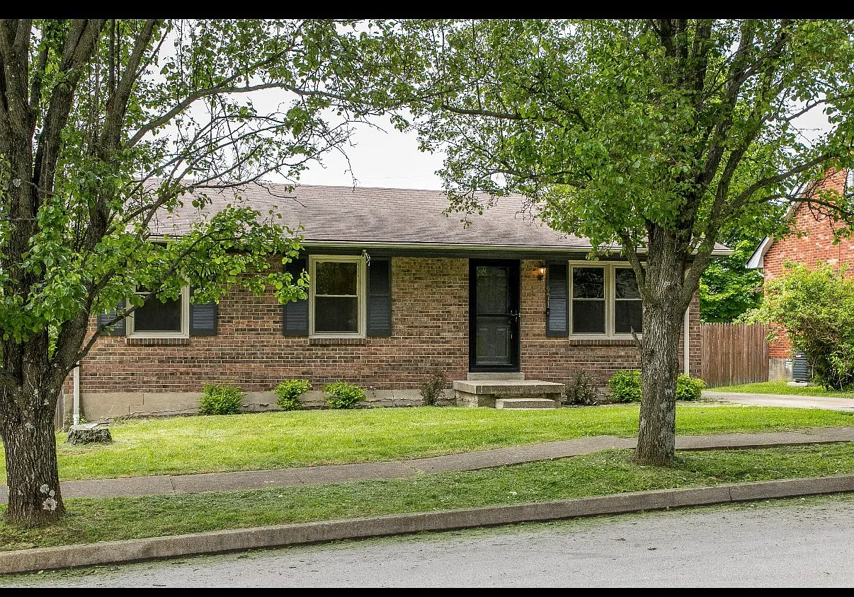 3 bed, 1.5 bath, 1026 sqft, $1,700 — Photo 1