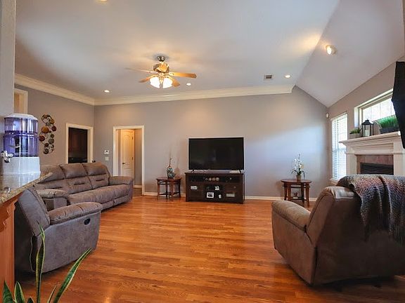 4th image of 207 W Windsor Dr
