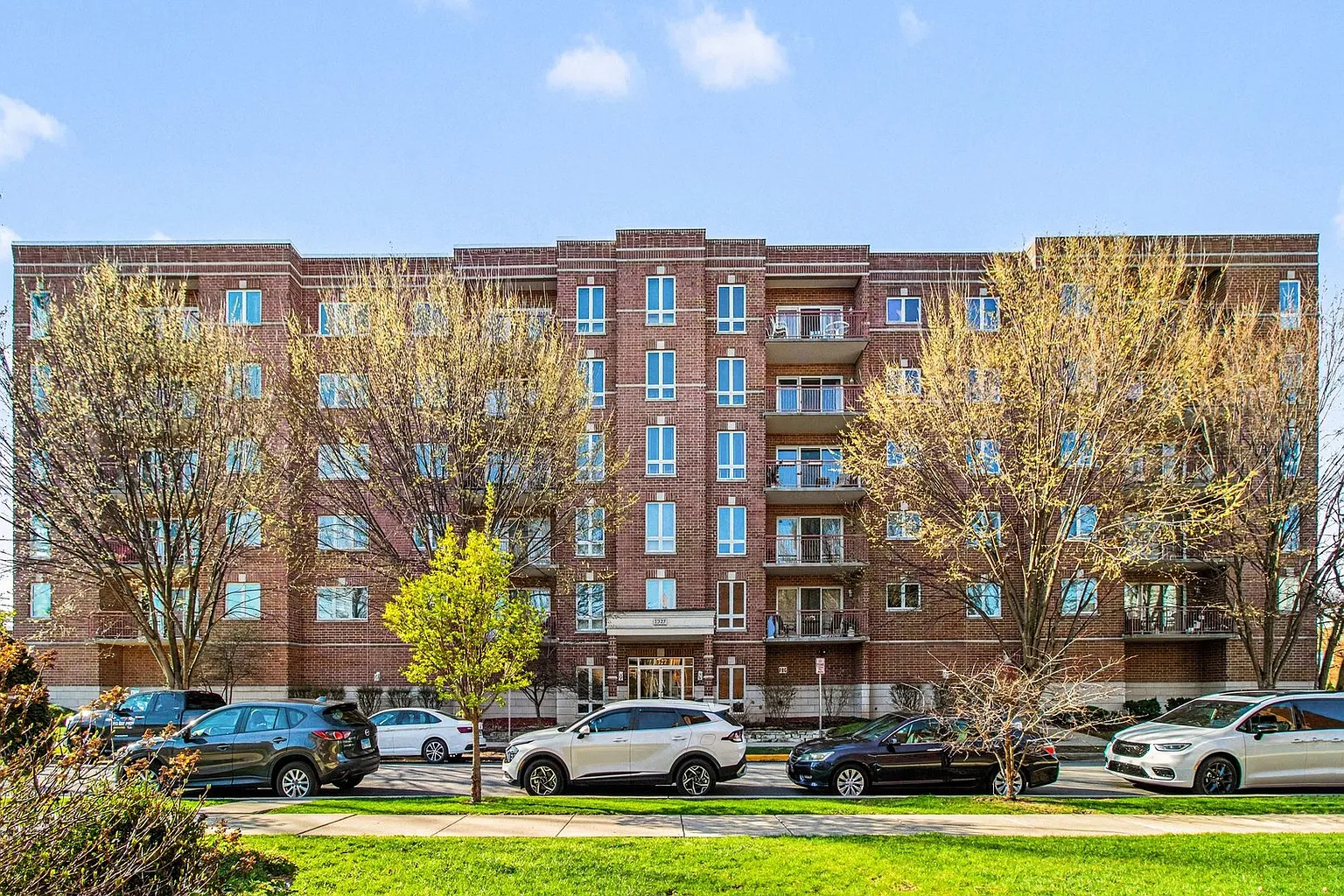 1327 E Washington St Unit 309 photo 1