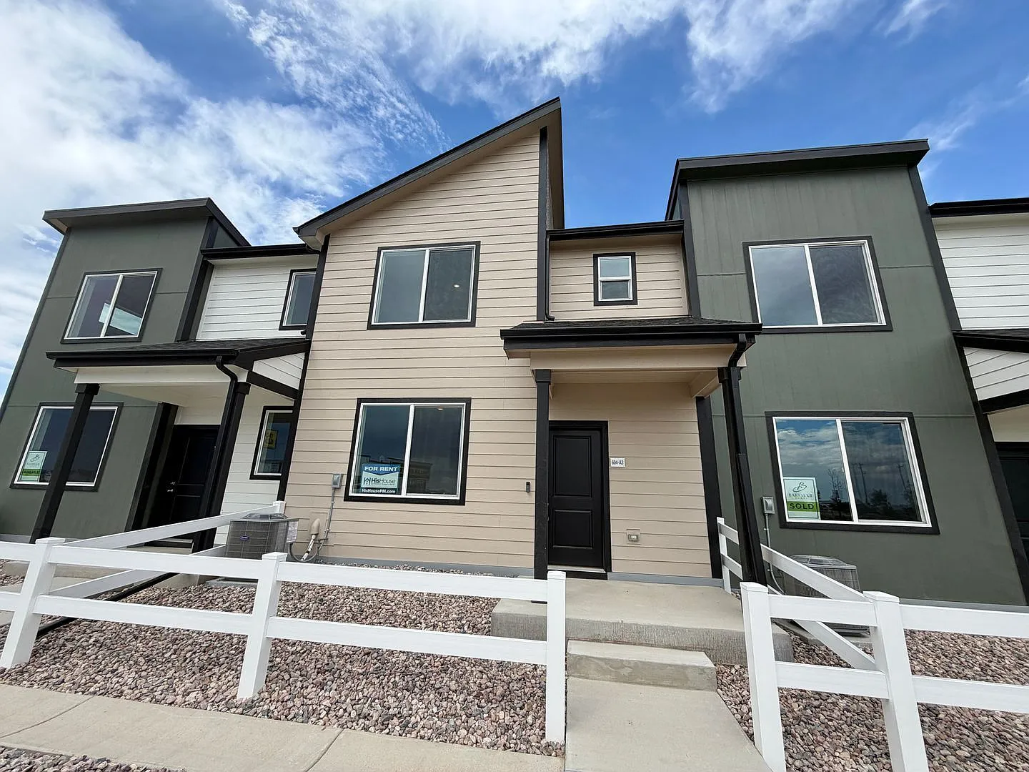 3 bed, 2.5 bath, 1385 sqft, $2,050 — Photo 1