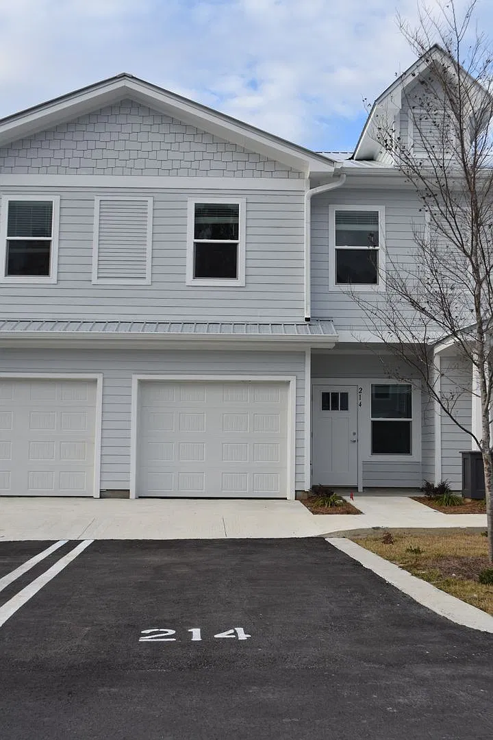 Available November 2026 - Garage Unit with Screened Porch - Verandas at Freeport - 3 Bed 2.5 Bath — Photo 3