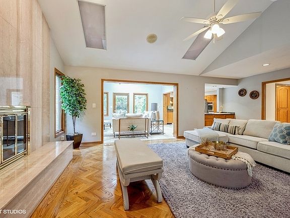 5th image of 2809 Woodmere Dr