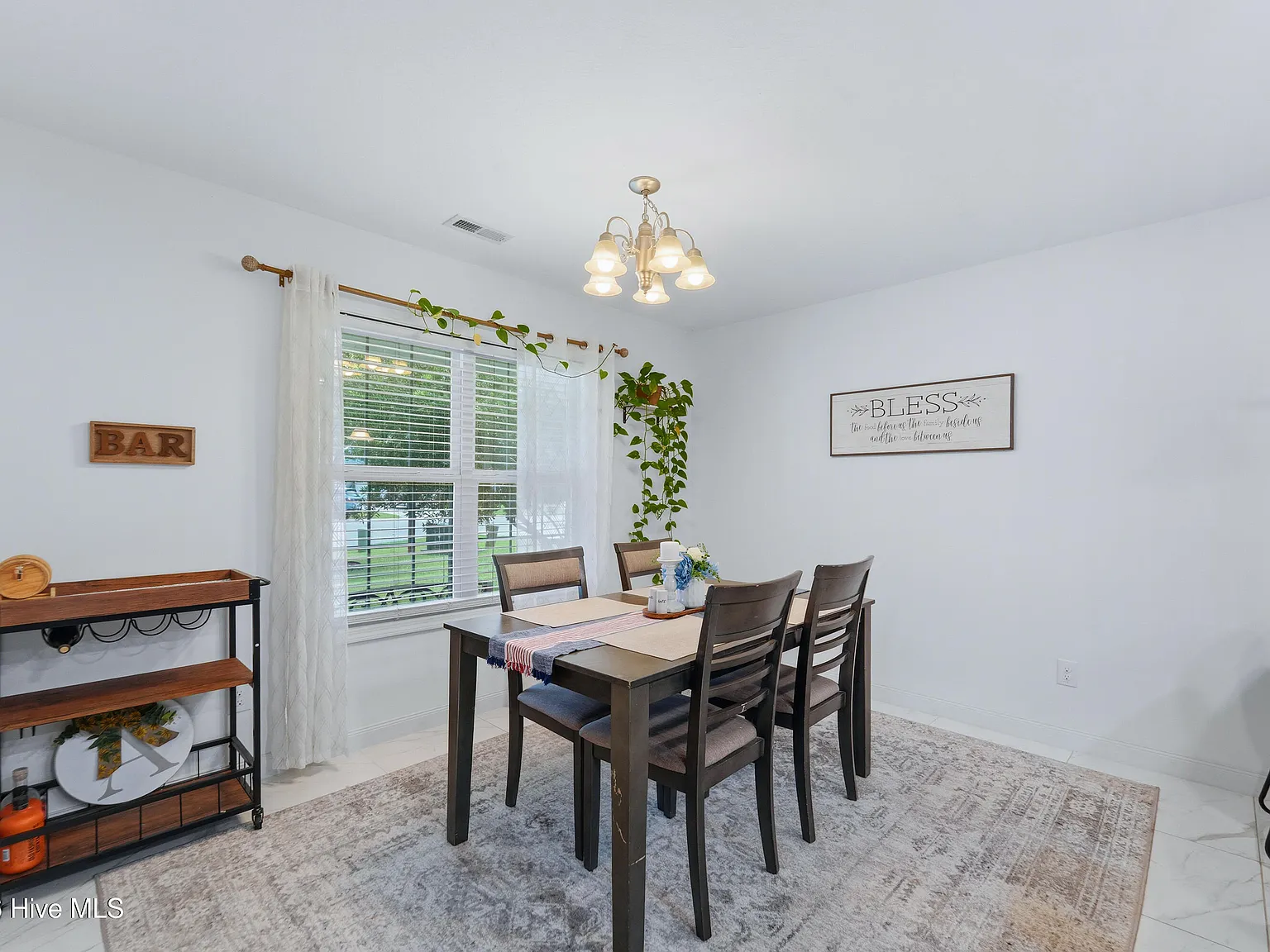 3 bed, 2.0 bath, 1558 sqft, $2,200 — Photo 3