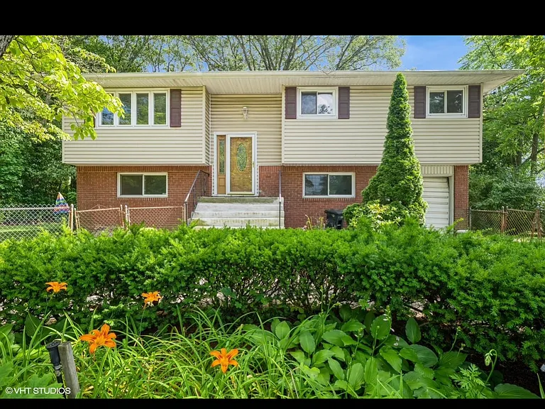 472 Essex St — Photo 1