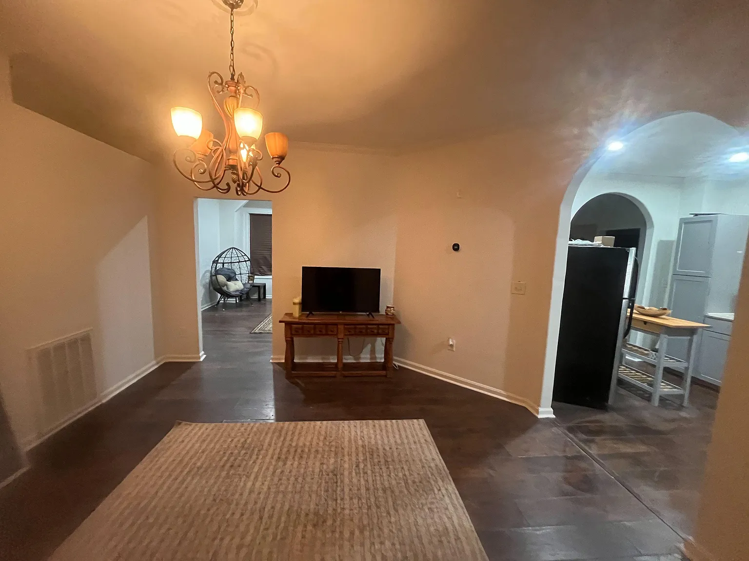 3 bed, 2.0 bath, 1048 sqft, $957 — Photo 3