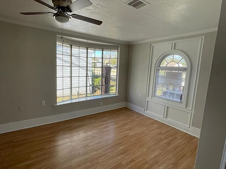 4918 Airport Blvd — Photo 5