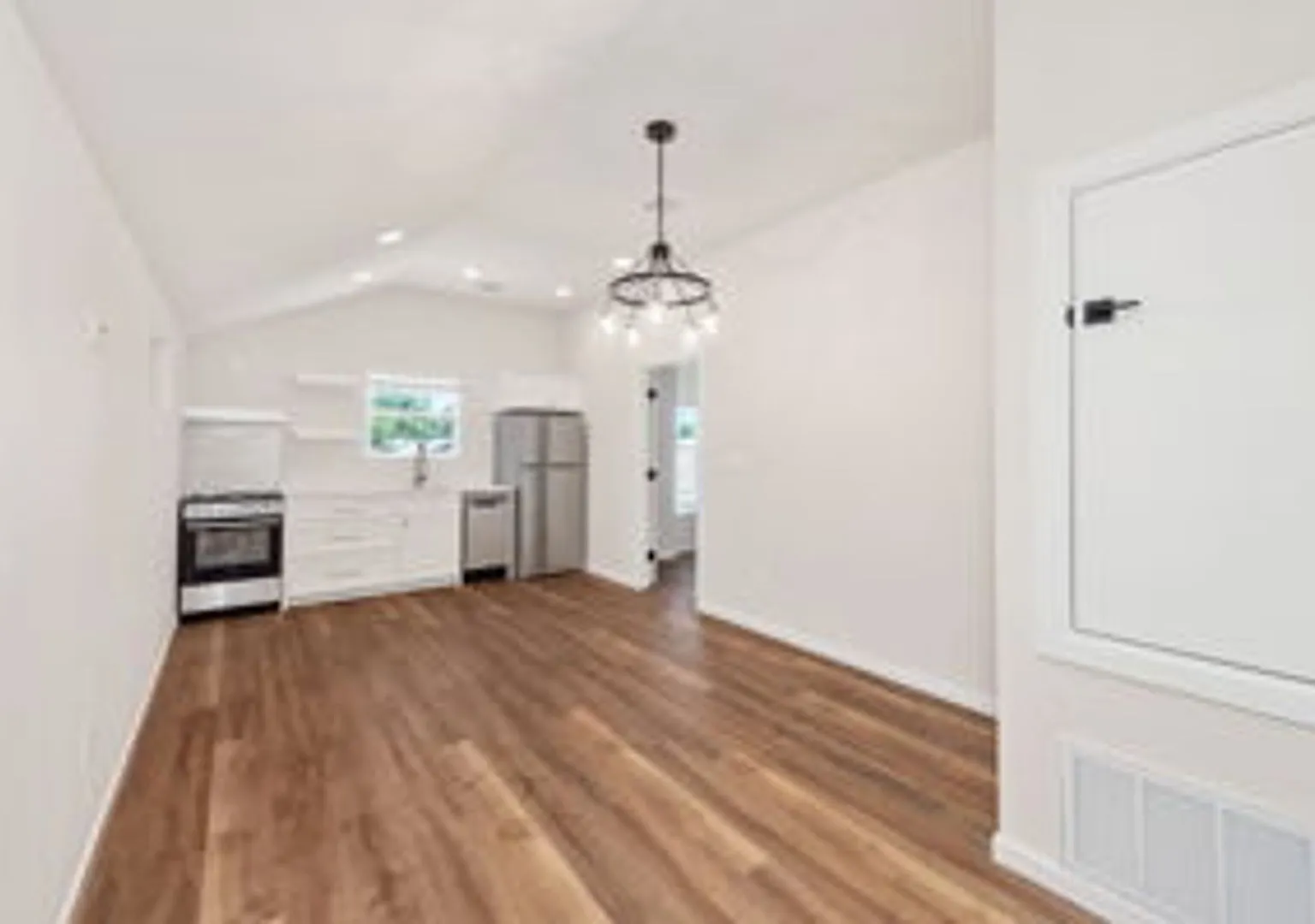 Newer construction - garage apartment available for rent! — Photo 4