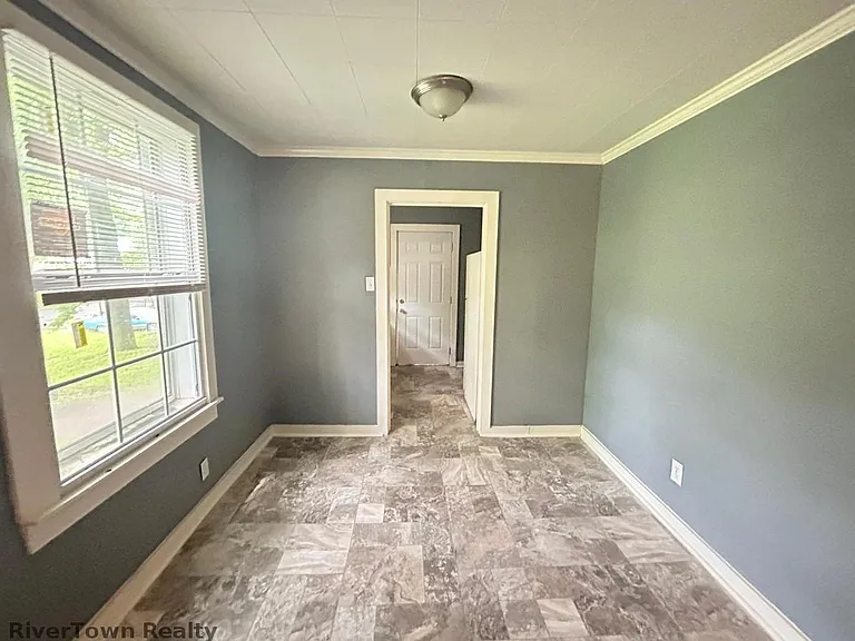 2718 Windsor Pkwy — Photo 9