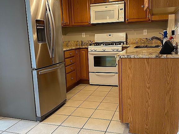 5th image of 122 Rotunda Cir