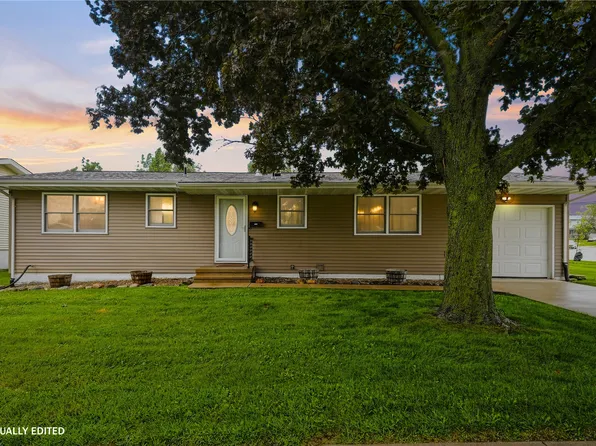 172 Sunrise Dr NW, Cedar Rapids, IA 52405