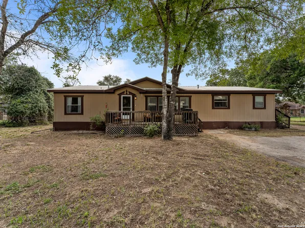 940 Eagle Creek, Floresville, TX 78114