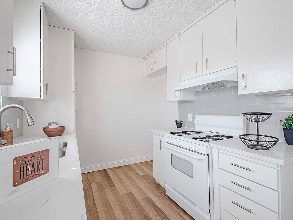 1st image of 922 Park Cir #12