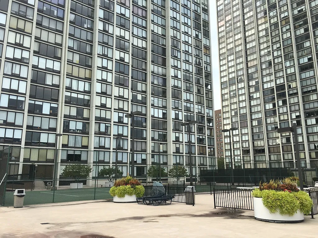 Edgewater Plaza - 5454 N Sheridan - 5445 N Sheridan Rd #2702