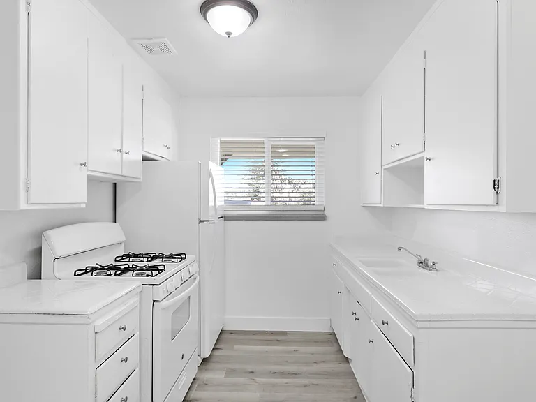 Shelfield Apartments — Photo 1