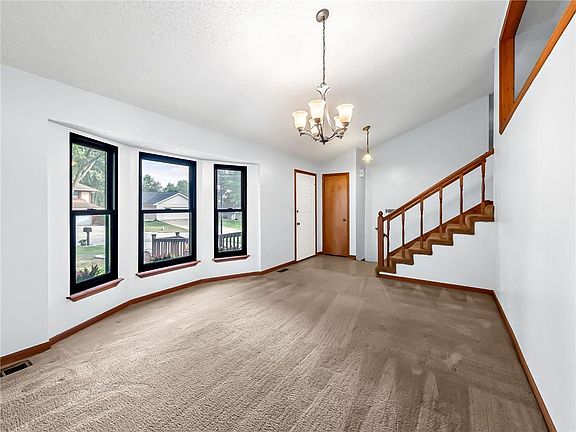 4th image of 220 Crestview St