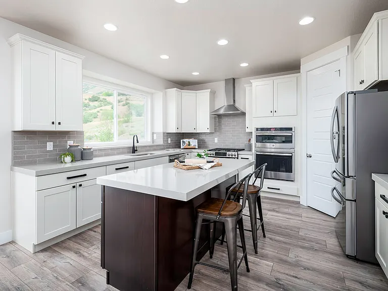 711 N Summit Dr — Photo 3