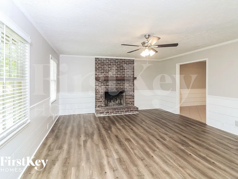 3692 Cambridge Dr SW — Photo 3