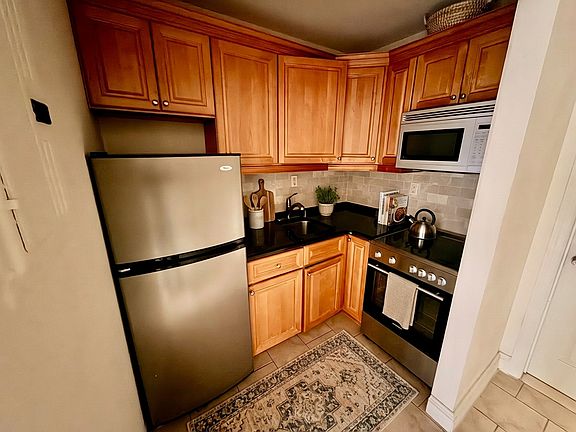 5th image of 455 W 50th St APT 11