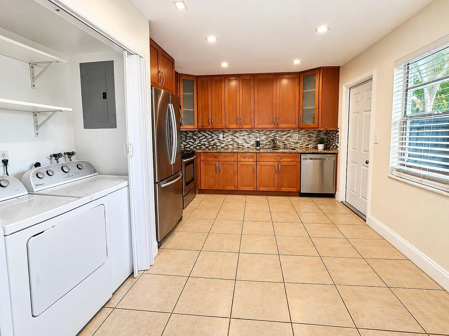 3 bed, 2.0 bath, 1624 sqft, $2,600 — Photo 3