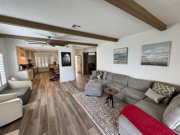 289 Vista Royale Cir W — Photo 4