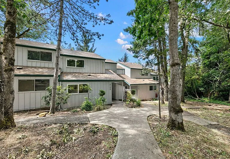 2105 Hawkins Ln — Photo 2