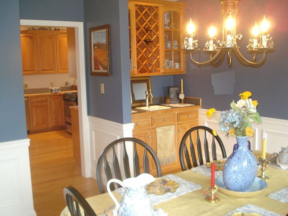 Dining room showing wet bar