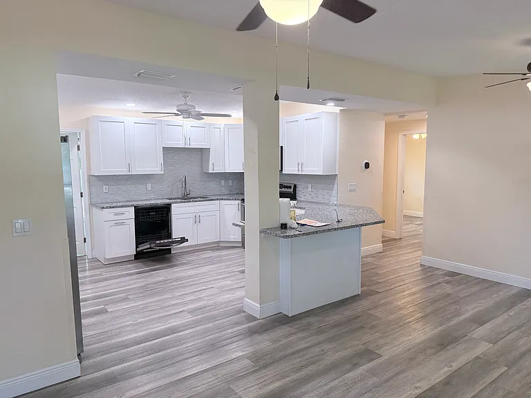 Kitchen with eat at bar (seats 4 people)